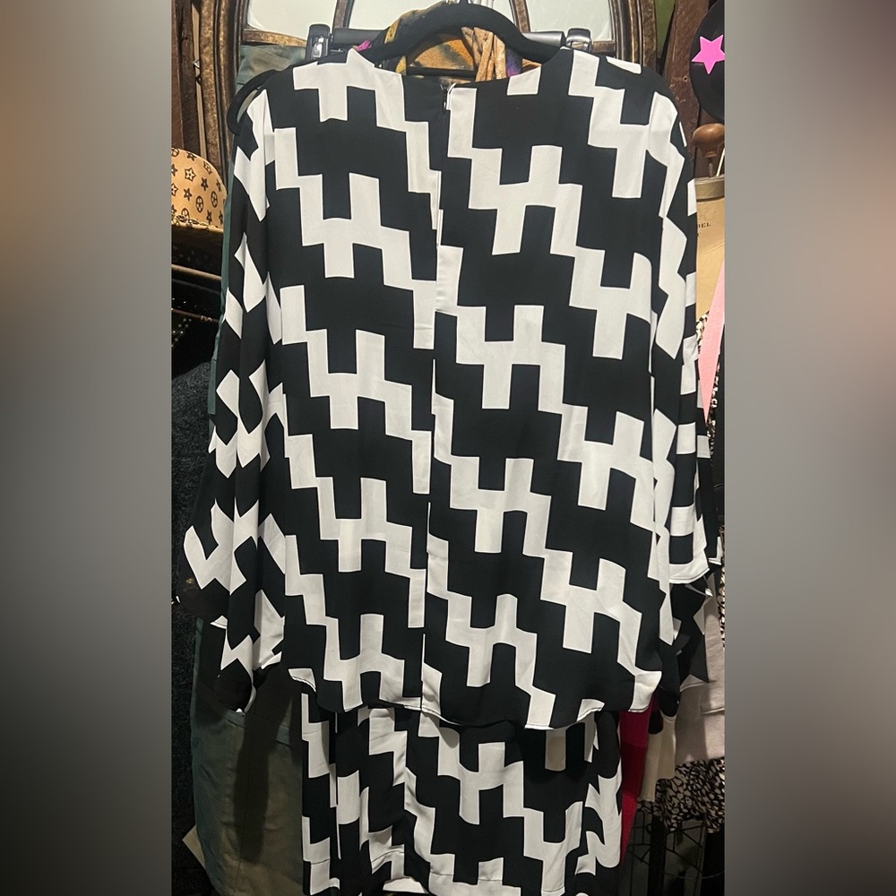 Black and White Geometric Dress - Picture 2 of 4